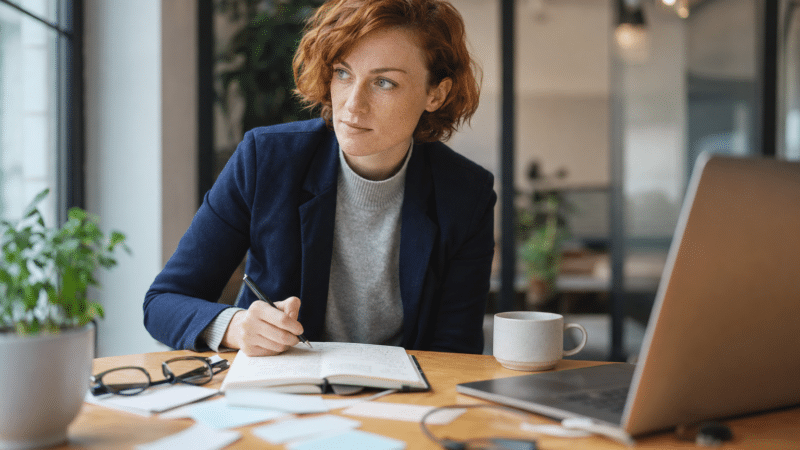 Vállalkozó nő domain név ötletel egy coworking irodában